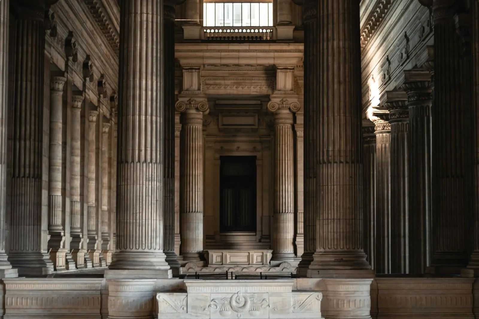 Colunas de pedra no interior do Palácio de Justiça de Bruxelas